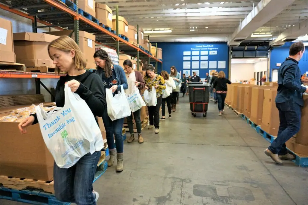 Students bagging food.