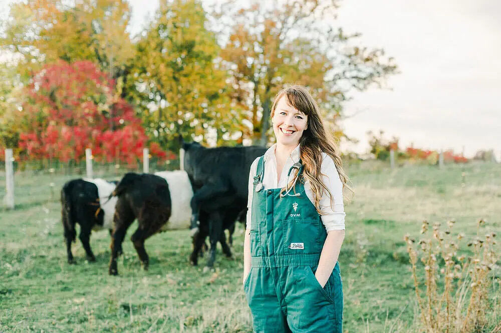 Shari_von_de_Pol Shari von de Pol posing with cows grazing
